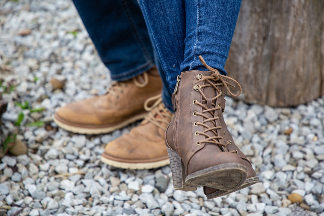 Spelen en springen in de regen met fijne regenlaarzen voor elk kind